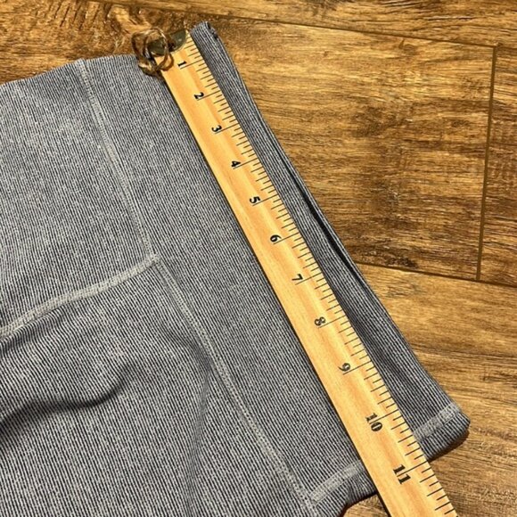 Lululemon striped grey and white Capri leggings - Picture 4 of 10